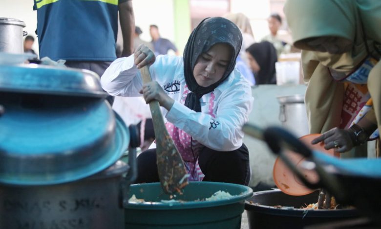 Wakil Wali Kota Makassar Masak 1.800 Kotak Nasi Buat Pengungsi Banjir di Katimbang
