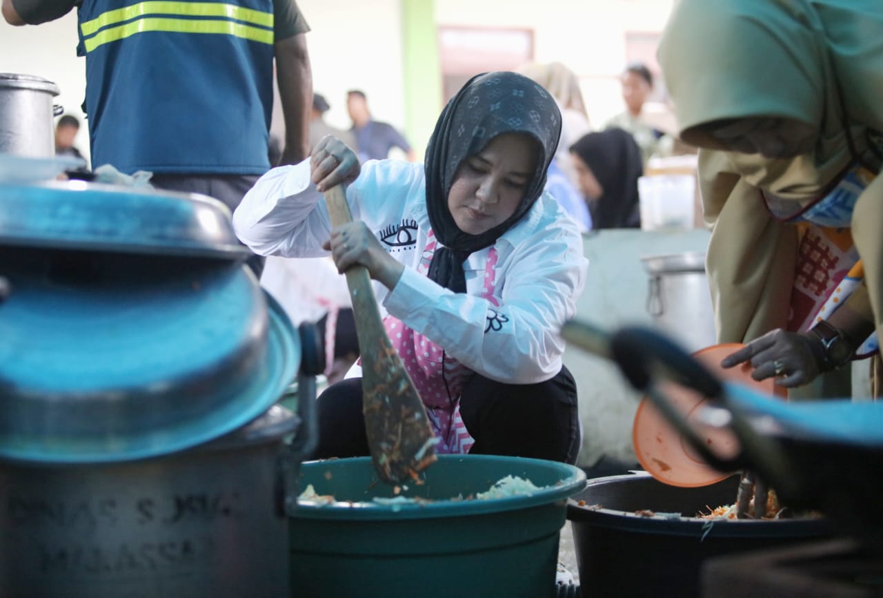 Wakil Wali Kota Makassar Masak 1.800 Kotak Nasi Buat Pengungsi Banjir di Katimbang