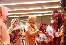 HUT Ke-23 DWP Kota Makassar, Wawali dan Ketua TP-PKK Kota Makassar Serahkan Bantuan Pendidikan