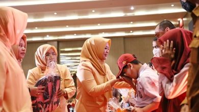 HUT Ke-23 DWP Kota Makassar, Wawali dan Ketua TP-PKK Kota Makassar Serahkan Bantuan Pendidikan