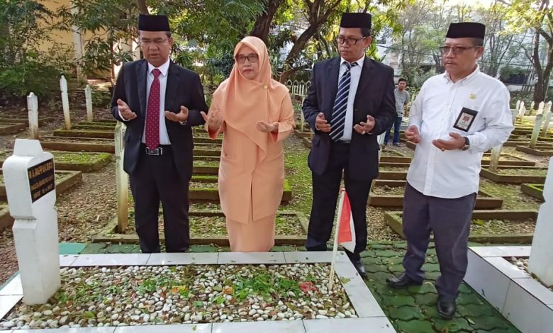 Hargai Jasa Pahlawan, Kemenag Sulsel Gelar Upacara Tabur Bunga di TMP Panaikang Makassar
