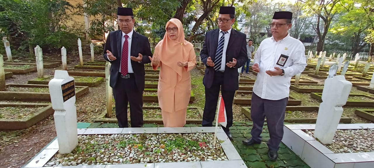 Hargai Jasa Pahlawan, Kemenag Sulsel Gelar Upacara Tabur Bunga di TMP Panaikang Makassar