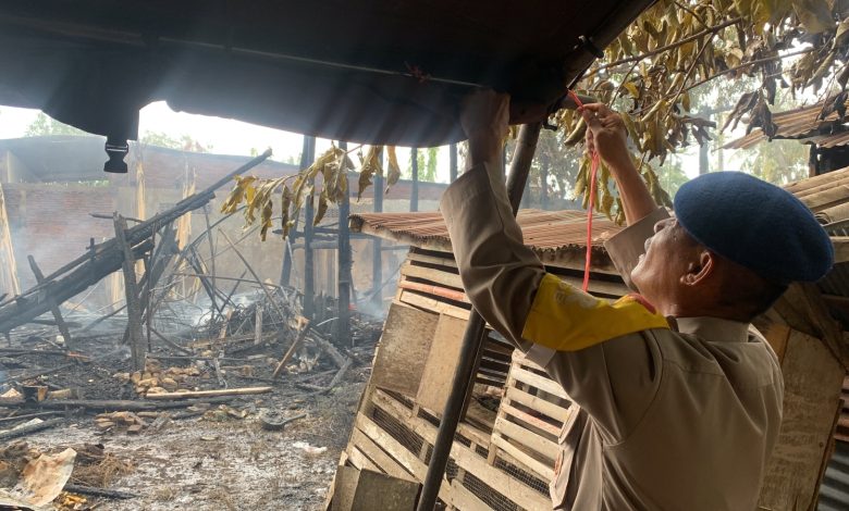 Satu Rumah Ludes Terbakar Brimob Bone Bantu Korban Yang Terkena Musibah