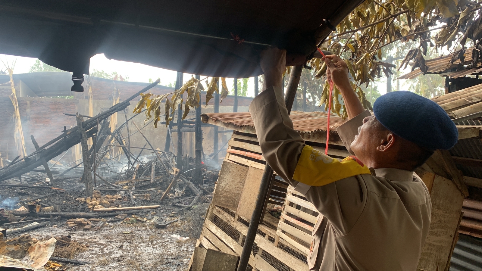Satu Rumah Ludes Terbakar Brimob Bone Bantu Korban Yang Terkena Musibah
