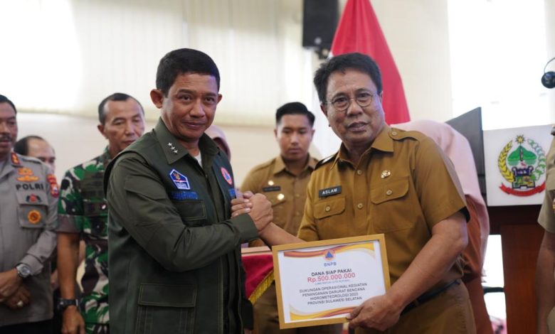 Kepala BNPB Serahkan Dana Siap Pakai Rp500 Juta ke Pempov Sulsel