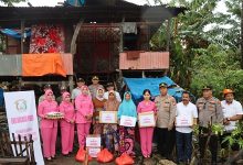Kunjungi Rumah Korban Angin Puting Beliung, Kapolres Jeneponto Beri Paket Sembako