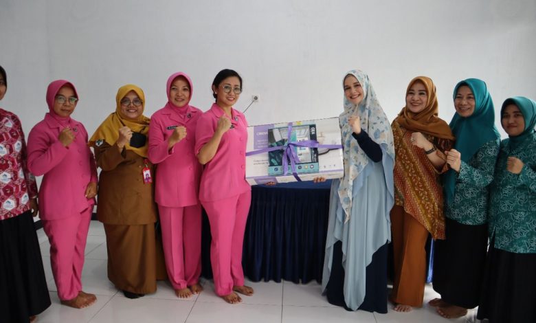 Kunjungi Posyandu Kemala Bhayangkari, Priska Adnan Serahkan Alat Antropometri