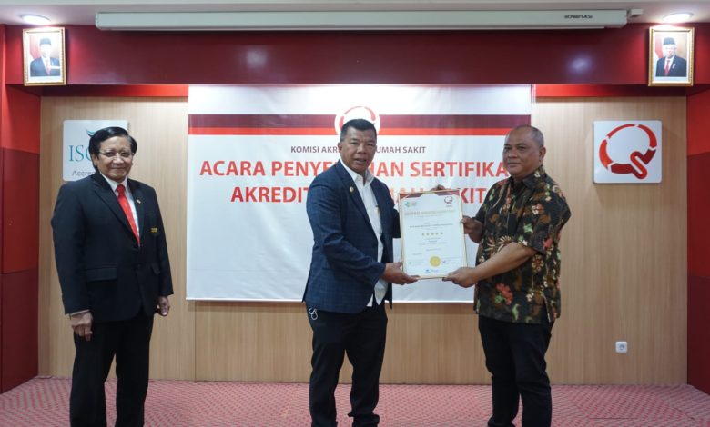 Didampingi Direktur RSUD, Bupati Andi Utta Terima Sertifikat Akreditasi Paripurna dari KARS