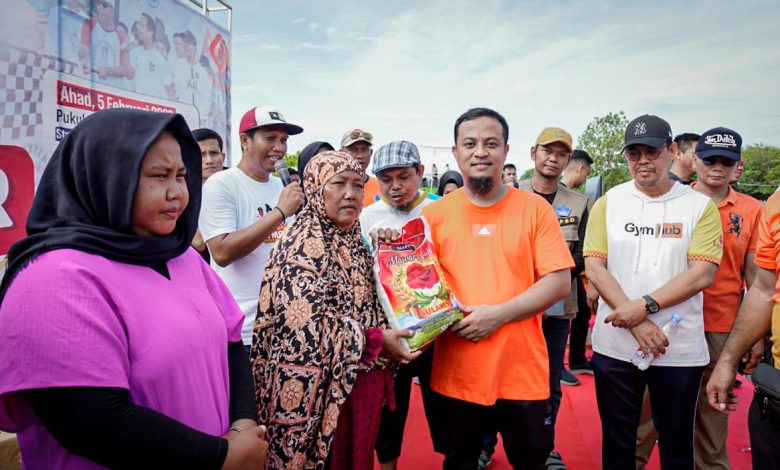 Gubernur Andi Sudirman Salurkan Bantuan Kepada Warga Terdampak Relokasi Pantai Merpati di Bulukumba