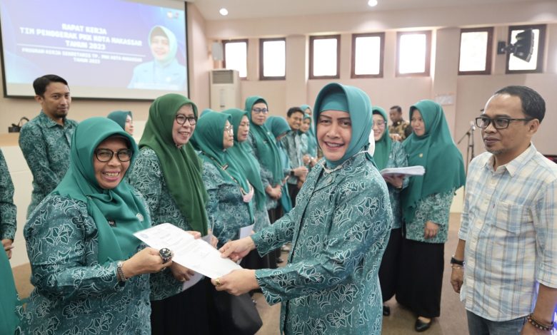 Indira Yusuf Ismail Kukuhkan Pengurus Antar Waktu TP PKK Kota Makassar