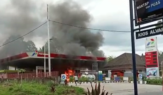 Kebakaran SPBU di Alang-Alang, Kabupaten Toraja Utara, Sulawesi Selatan, Selasa 07 Februari 2023.