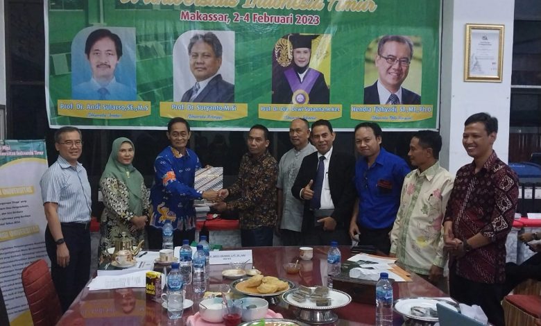 Penyerahan Berita Acara dari BAN PT ke Universitas Indonesia Timur