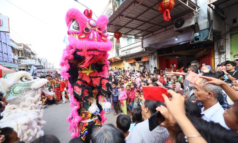 Ribuan Warga Padati Area Pegelaran Karnaval Budaya Jappa Jokka Cap Go Meh 2023