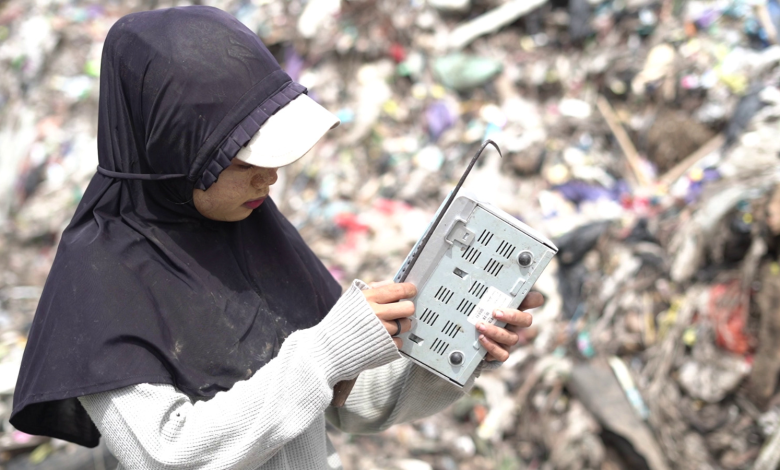 Santi sedangkan mengumpulkan barang rongsokan elektronik