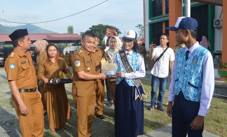 Wali Kota Hadi Apresiasi SMPN 1 Palu, Dua Siswanya Tembus I Am Model Search International