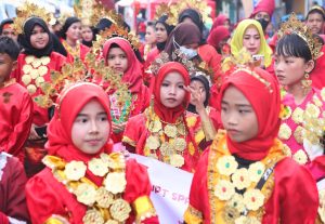 Peserta karnaval berjalan mengenakan pakaian adat empat etnis start di Jalan Sulawesi melewati Jalan Sangir-Timor-Nusantara, dan finish di Jalan Sulawesi.