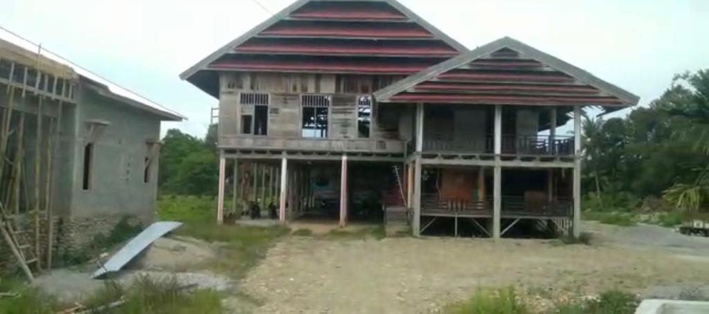 Bangunan rumah adat Wotu di Desa Arolipu, Kecamatan Wotu, Kabupaten Luwu Timur, Sulawesi Selatan