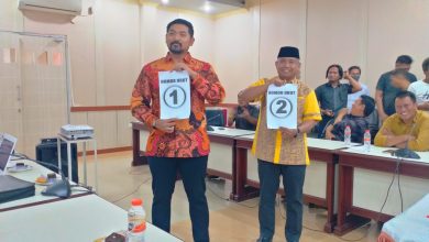 Dua Bakal Calon Wakil Bupati Luwu Timur melakukan pencabutan Nomor Urut, di Kantor DPRD Luwu Timur, Senin 06 Februari 2023.