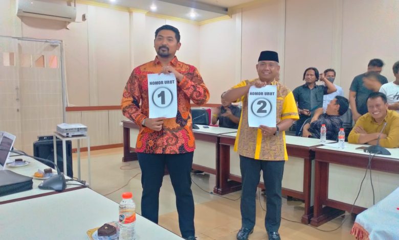 Dua Bakal Calon Wakil Bupati Luwu Timur melakukan pencabutan Nomor Urut, di Kantor DPRD Luwu Timur, Senin 06 Februari 2023.