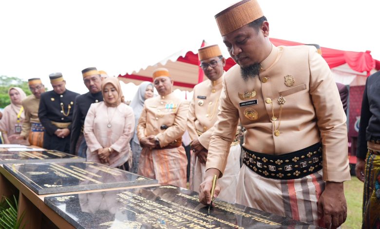 Gubernur Sulawesi Selatan, Andi Sudirman Sulaiman meresmikan TPI Beba yang berlokasi di Kecamatan Galesong Utara, Kabupaten Takalar.