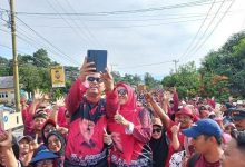 Foto Bupati dan istrinya melakukan jalan santai PDI-P diselenggarkan di Tomoni Luwu Timur, Sabtu 18 Februari 2023