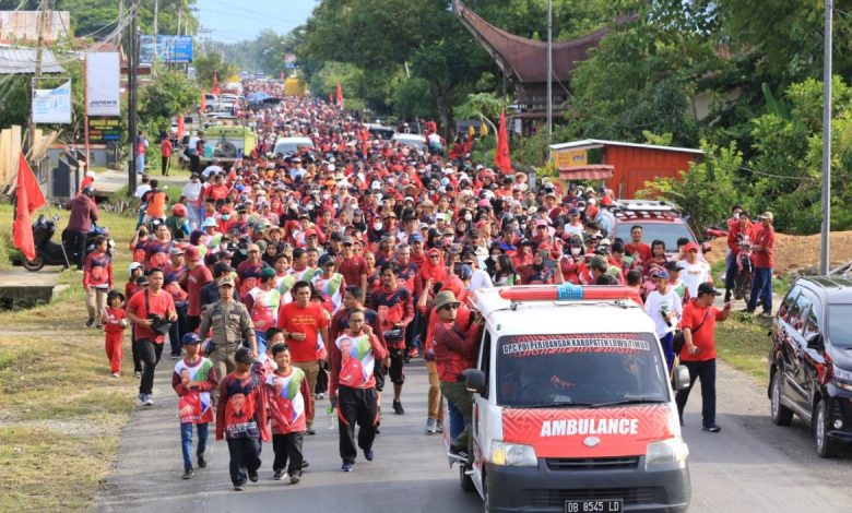 Foto Kegiatan jalan santai PDI-P di Tomoni Luwu Timur