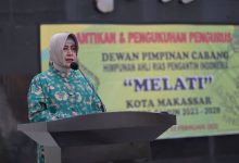 Ketua TP PKK Kota Makassar, Indira Yusuf Ismail hadir dan mengukuhkan jajaran pengurus Dewan Pimpinan Cabang (DPC) Himpunan Ahli Rias Pengantin (HARPI) Melati Kota Makassar periode 2023-2028. Giat dilangsungkan di Baruga Anging Mammiri, Rabu (22/02/2023).