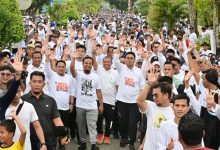 ubernur Sulawesi Selatan, Andi Sudirman Sulaiman dan masyarakat Kabupaten Barru mengikuti jalan sehat Sulsel Anti Mager, Minggu (26/2/2023).