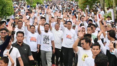 ubernur Sulawesi Selatan, Andi Sudirman Sulaiman dan masyarakat Kabupaten Barru mengikuti jalan sehat Sulsel Anti Mager, Minggu (26/2/2023).