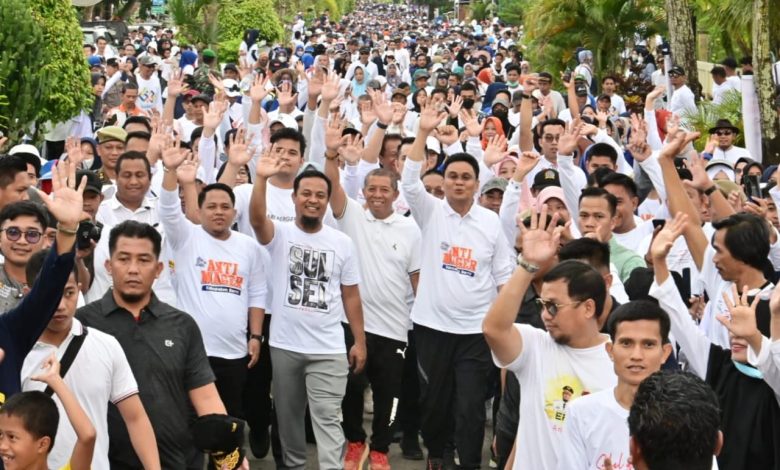 ubernur Sulawesi Selatan, Andi Sudirman Sulaiman dan masyarakat Kabupaten Barru mengikuti jalan sehat Sulsel Anti Mager, Minggu (26/2/2023).