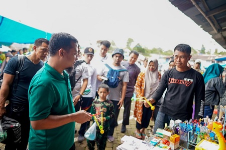 Pantau Pasar Sentral Malino, Gubernur Andi Sudirman Borong Oleh-Oleh Khas