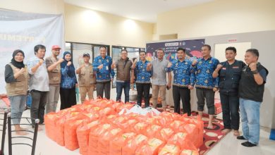 Bentuk Kepedulian, Sekwan DPRD Makassar Bantu Makanan Siap Santap ke Korban Banjir di Kecamatan Biringkanaya