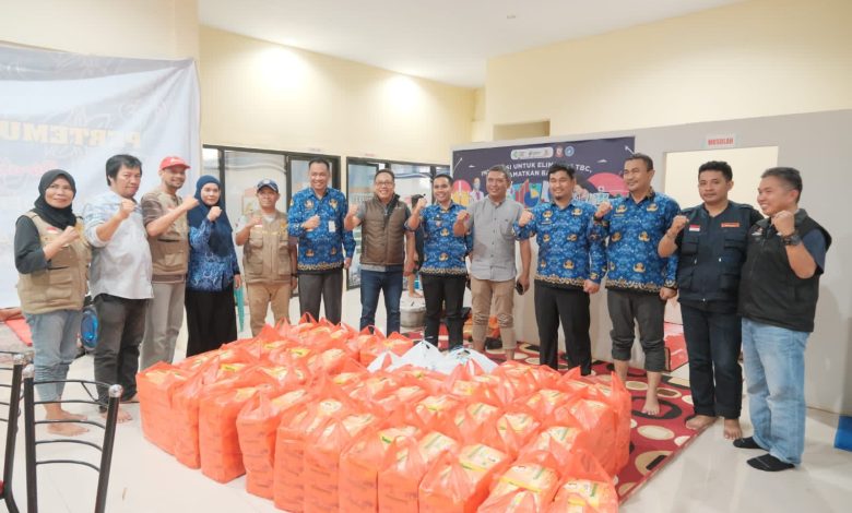 Bentuk Kepedulian, Sekwan DPRD Makassar Bantu Makanan Siap Santap ke Korban Banjir di Kecamatan Biringkanaya