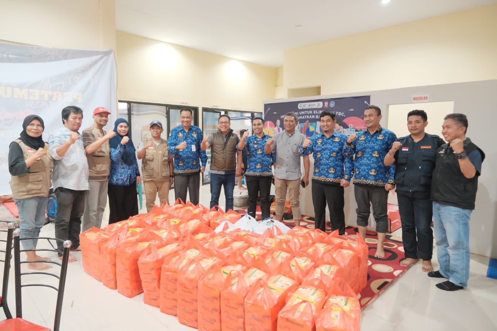 Bentuk Kepedulian, Sekwan DPRD Makassar Bantu Makanan Siap Santap ke Korban Banjir di Kecamatan Biringkanaya