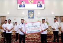 Tuntaskan Akses Wisata Ollon, Gubernur Sulsel Serahkan Bantuan Keuangan Rp31,2 Miliar Untuk Pemkab Tana Toraja