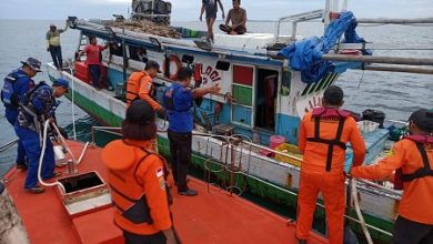 Basarnas Sulsel Evakuasi 7 Pemancing di Teluk Bone, Kapalnya Mati Mesin