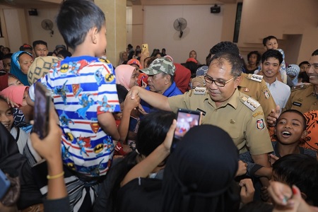 Wali Kota Danny Bersama Indomaret Salurkan Bantuan ke Pengungsi di Masjid Al Abrar Alauddin