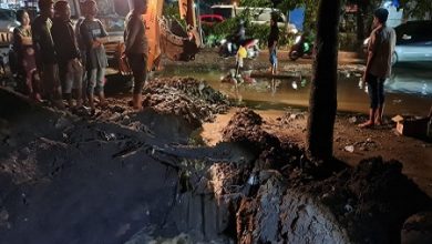 Penyebab Kerusakan, Dinas PUTR Sulsel Bersihkan Saluran Drainase Jalan Hertasning