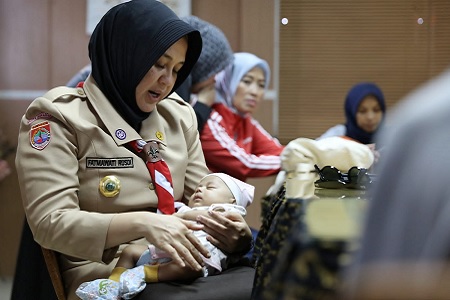 Fatmawati Rusdi Bantu Bayi Stunting di Rusunawa Panambungan Usai Ditinggal Ibunya