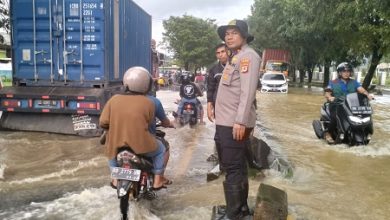 Bersama Tripika, Kapolsek Bungoro Dampingi Bupati Pangkep Kunjungi Warga Terdampak Banjir
