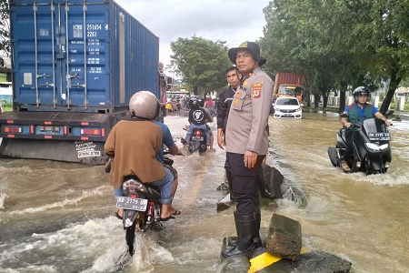 Bersama Tripika, Kapolsek Bungoro Dampingi Bupati Pangkep Kunjungi Warga Terdampak Banjir