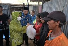 Ketua TP-PKK Makassar Salurkan 200 Paket Sembakko ke Pengungsi Banjir