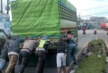 Bantu Warga, Polisi Dorong Truk Mogok di Pangkep