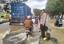 Poros Makassar-Parepare Terendam Banjir, Kapolsek Bungoro Turun Mengatur Lalu Lintas