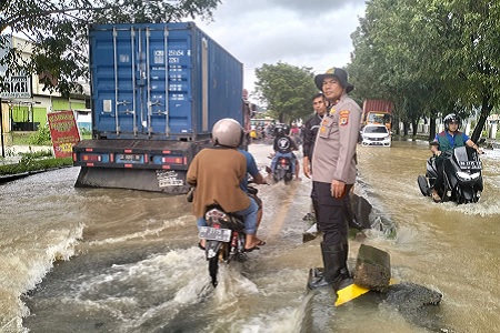 Poros Makassar-Parepare Terendam Banjir, Kapolsek Bungoro Turun Mengatur Lalu Lintas