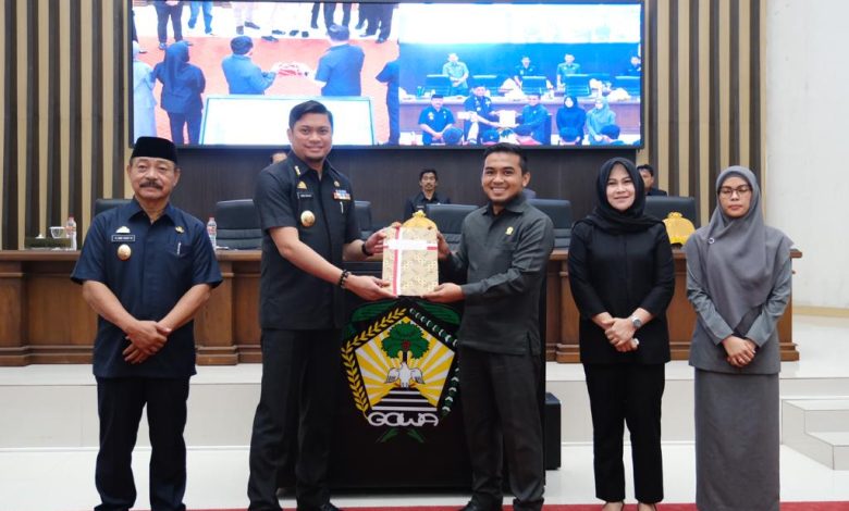 Covid-19 Melandai, Bupati Adnan Serahkan Ranperda Pencabutaan Perda Wajib Masker