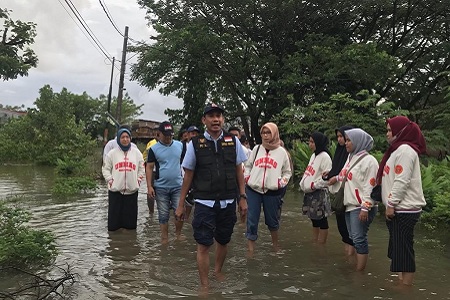 Rudianto Lallo Bantu Korban Banjir Makassar yang Belum Mendapatkan Bantuan