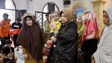Fatmawati Rusdi Tinjau Kondisi Dapur Umum Korban Banjir Makassar