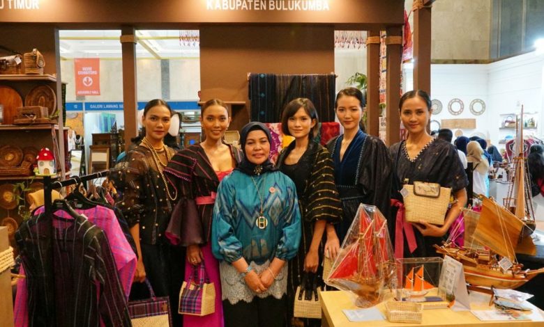 Busana Kain Kajang dan Bira Tampil di Fashion Show Inacraft 2023