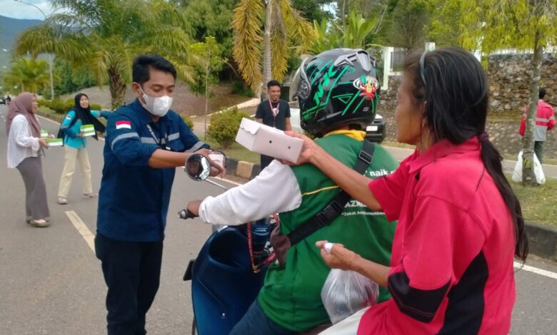 PT CLM Berbagi Takjil Kepada Masyarakat